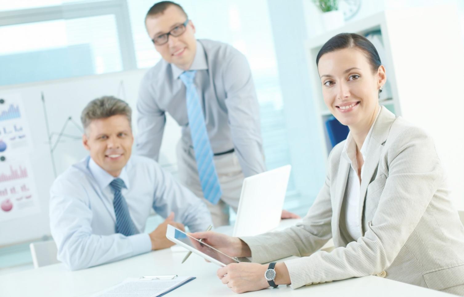 Pessoa analisando gráficos financeiros e dados de investimento